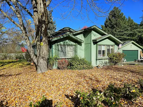 920 Idle Ct, Grants Pass, OR 97527