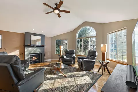 232 Sherwood Ct, Talent, OR 97540