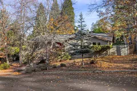 558 Long Way, Ashland, OR 97520