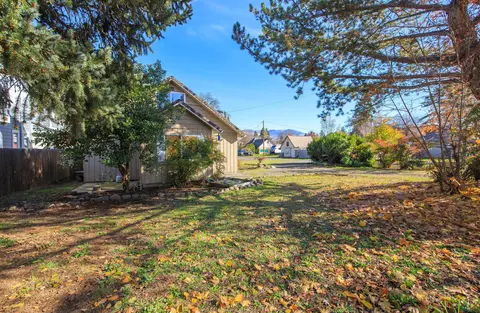 101 Ash St, Phoenix, OR 97535 photo 2
