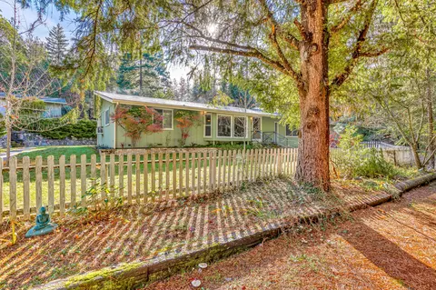 795 Ewe Creek Rd, Grants Pass, OR 97526
