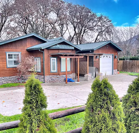 122 Foots Creek Rd, Gold Hill, OR 97525