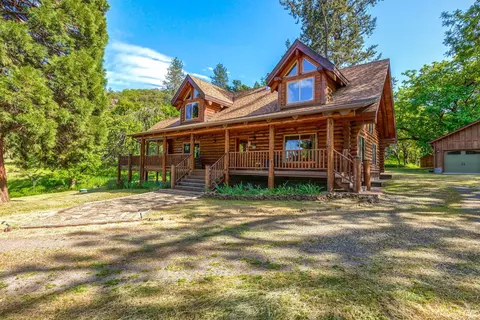 8215 Colonial Way, Central Point, OR 97502