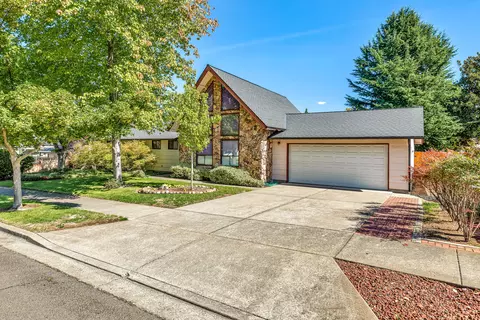 991 La Loma Dr, Medford, OR 97504