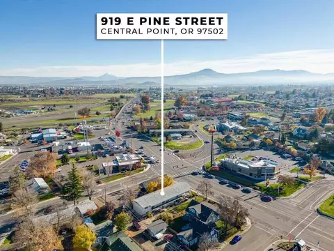 View/Area - 919 E Pine St, Central Point, OR 97502 photo 2 of 4