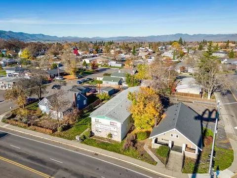 View/Area - 919 E Pine St, Central Point, OR 97502 photo 4 of 4
