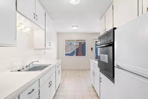 Kitchen - 919 E Pine St, Central Point, OR 97502 photo 2 of 2