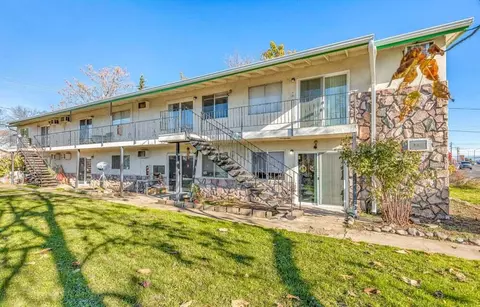 919 E Pine St, Central Point, OR 97502