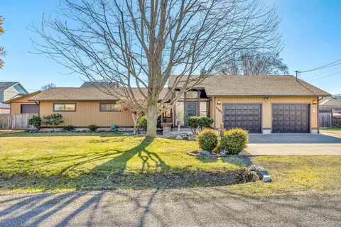 2391 Thorn Oak Dr, Medford, OR 97501