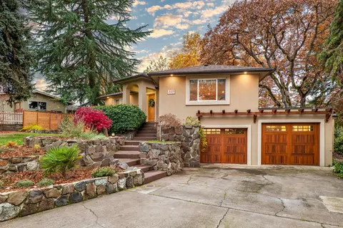 319 N Berkeley Way, Medford, OR 97504