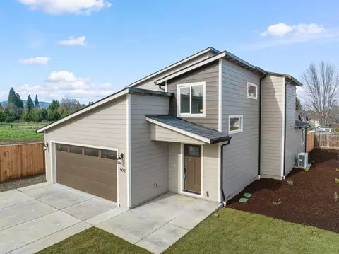 902 Bumble Bee St, Medford, OR 97501