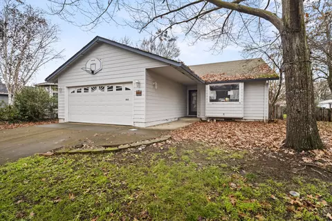862 Westrop Dr, Central Point, OR 97502