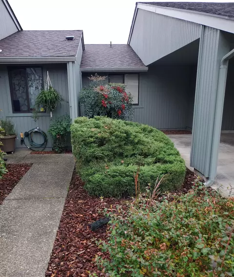 1129 SExcalibur Dr, Grants Pass, OR 97526