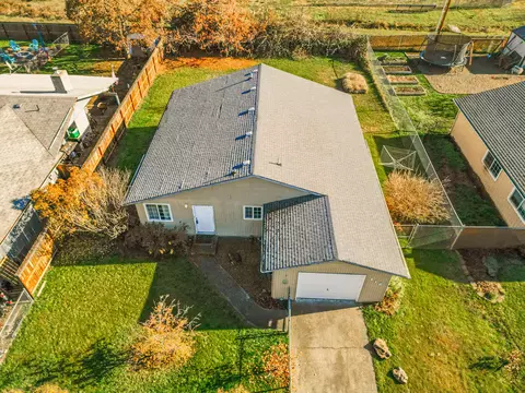 112 N Buchanan Ave, Eagle Point, OR 97524 photo 2