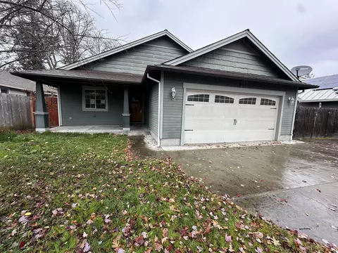 2894 SW Shimmer Ln, Grants Pass, OR 97527