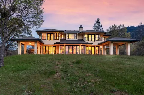 101 Meadow Oaks Dr, Ashland, OR 97520