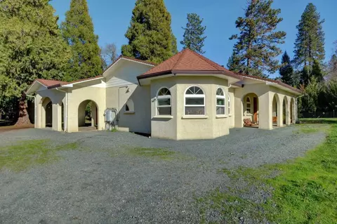 1360 Lakeshore Dr, Selma, OR 97538
