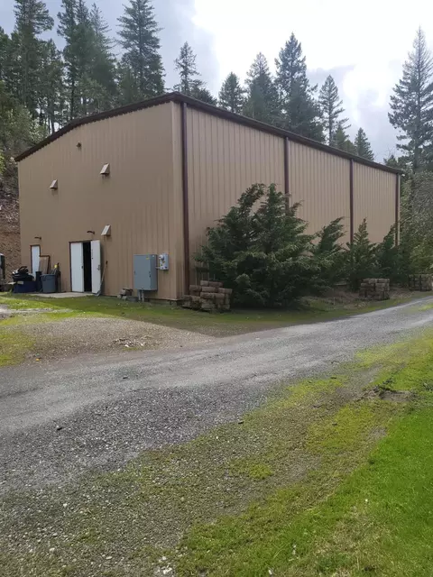 962 Indian Creek Rd, Selma, OR 97538
