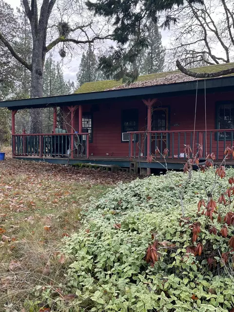 370 Cherokee Ln, Grants Pass, OR 97526