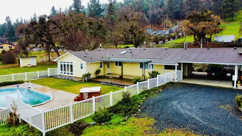 3812 Old Stage Rd, Central Point, OR 97502