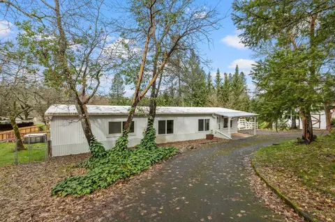 5980 Cloverlawn Dr, Grants Pass, OR 97527
