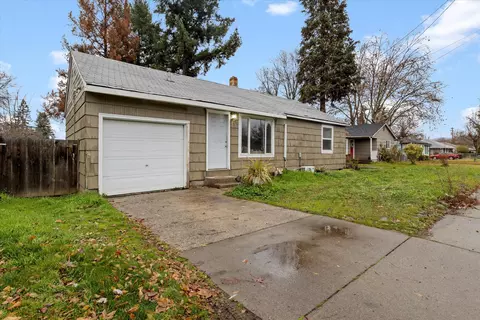 1078 Stewart Ave, Medford, OR 97501