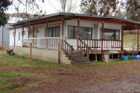 909 Willow St, Spray, OR 97874