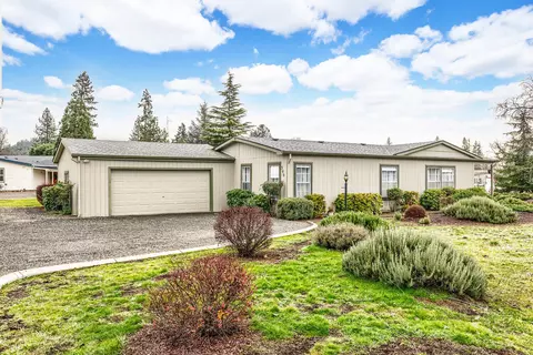 300 Whitetail Ln, Shady Cove, OR 97539