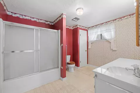 Bath - 7385 Maple Ln, Central Point, OR 97502 photo 1 of 4