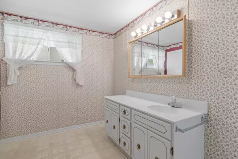 Bath - 7385 Maple Ln, Central Point, OR 97502 photo 2 of 4