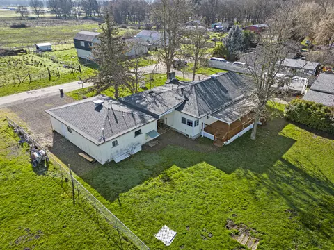 7385 Maple Ln, Central Point, OR 97502