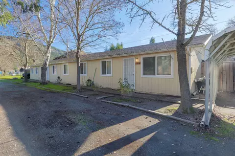 1894-1902 Cloverlawn Dr, Grants Pass, OR 97527