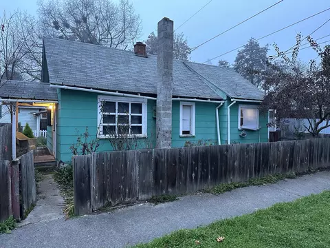 504 NW 2nd St, Grants Pass, OR 97526