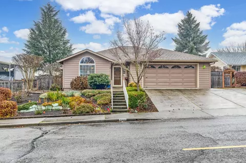 911 NW Regent Dr, Grants Pass, OR 97526