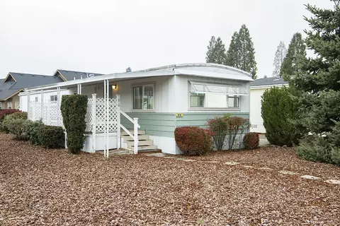 810 Roguelea Ln, Grants Pass, OR 97527