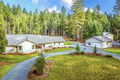 1075 Idlewild Dr, Cave Junction, OR 97523