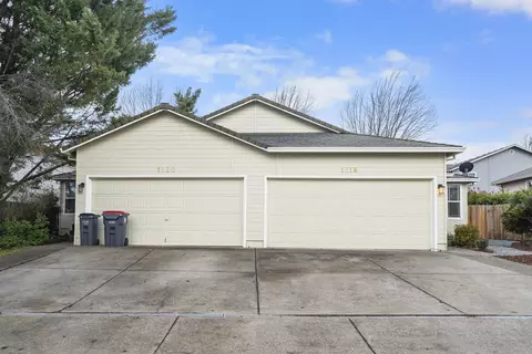 1518-1520 Hollyhock Dr, Medford, OR 97504