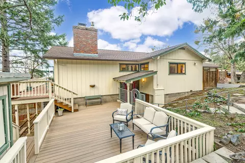 1035 Ivy Ln, Ashland, OR 97520