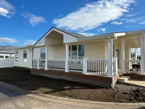 333 Mountain View Dr #139, Talent, OR 97540