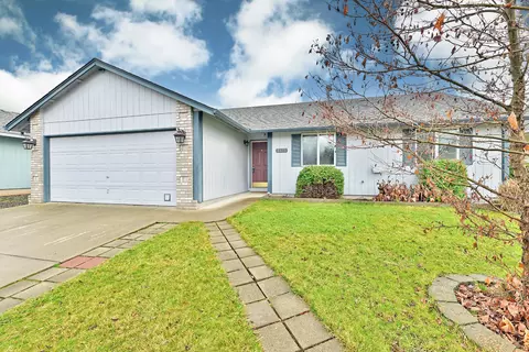 1323 Twin Rocks Dr, Central Point, OR 97502