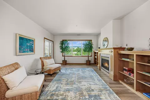984 Golden Aspen Pl, Ashland, OR 97520