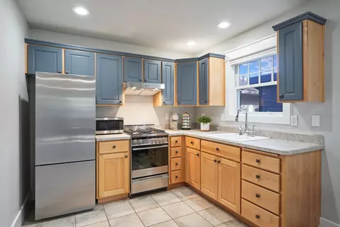 Kitchen - 560 NW Riverfront St, Bend, OR 97703 photo 7 of 8