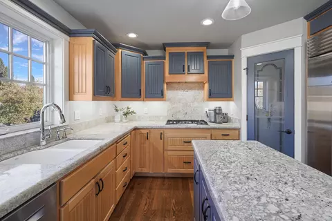 Kitchen - 560 NW Riverfront St, Bend, OR 97703 photo 3 of 8