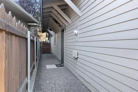 Exterior - 560 NW Riverfront St, Bend, OR 97703 photo 4 of 10