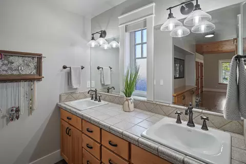 Bath - 560 NW Riverfront St, Bend, OR 97703 photo 2 of 7