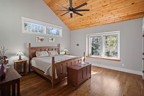 Bedroom - 560 NW Riverfront St, Bend, OR 97703 photo 1 of 4