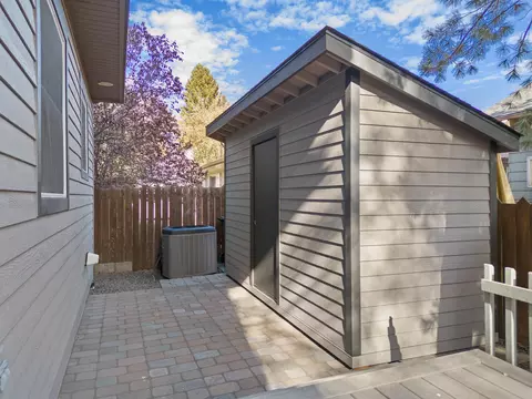 Exterior - 560 NW Riverfront St, Bend, OR 97703 photo 7 of 10