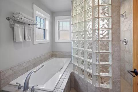 Bath - 560 NW Riverfront St, Bend, OR 97703 photo 3 of 7