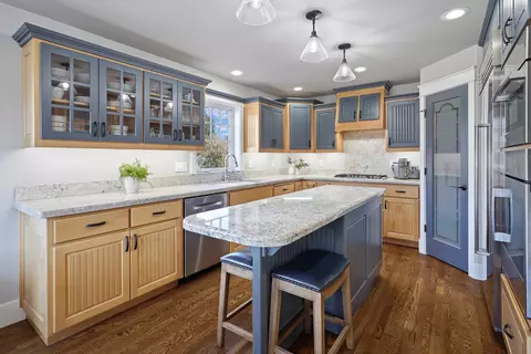 Kitchen - 560 NW Riverfront St, Bend, OR 97703 photo 1 of 8