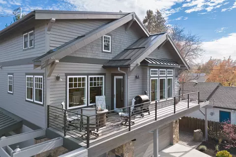 Exterior - 560 NW Riverfront St, Bend, OR 97703 photo 2 of 10